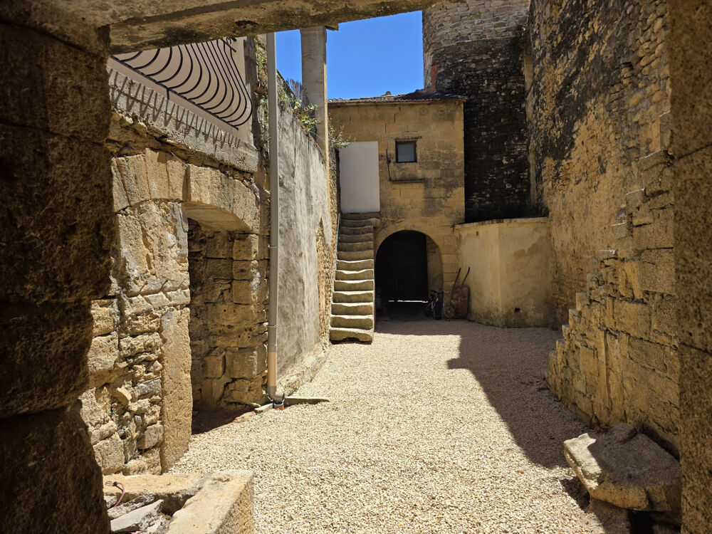 Dans un village prisé avec commerces!