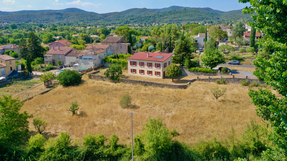 Spécial investisseur :Maison individuelle sur terrain divisible et constructible