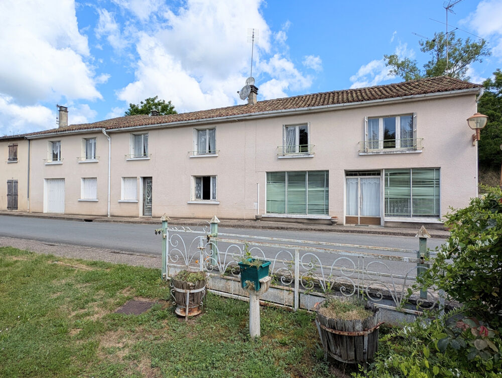 MAISON DE VILLAGE EN BORD DE ROUTE, À RAFRAICHIR AVEC TERRAIN SÉPARÉ ET CLOS EN BORD DE RUISSEAU ET DÉPENDANCES