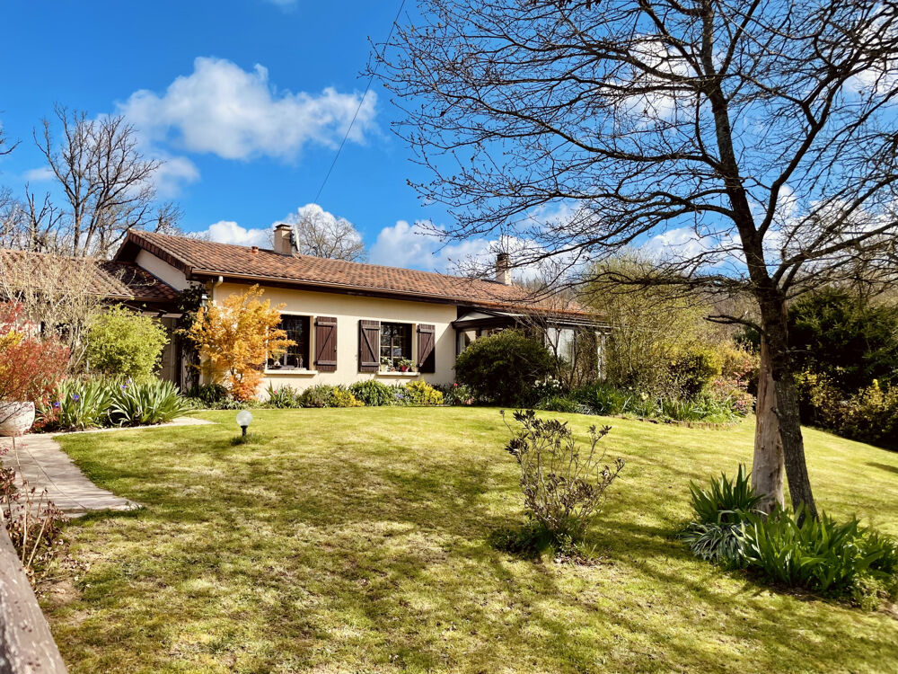 DANS UN CADRE VERDOYANT, BELLES PRESTATIONS, JOLIE MAISON DE VILLAGE RÉNOVÉE PLAIN PIED AVEC SOUS SOL ET PARC