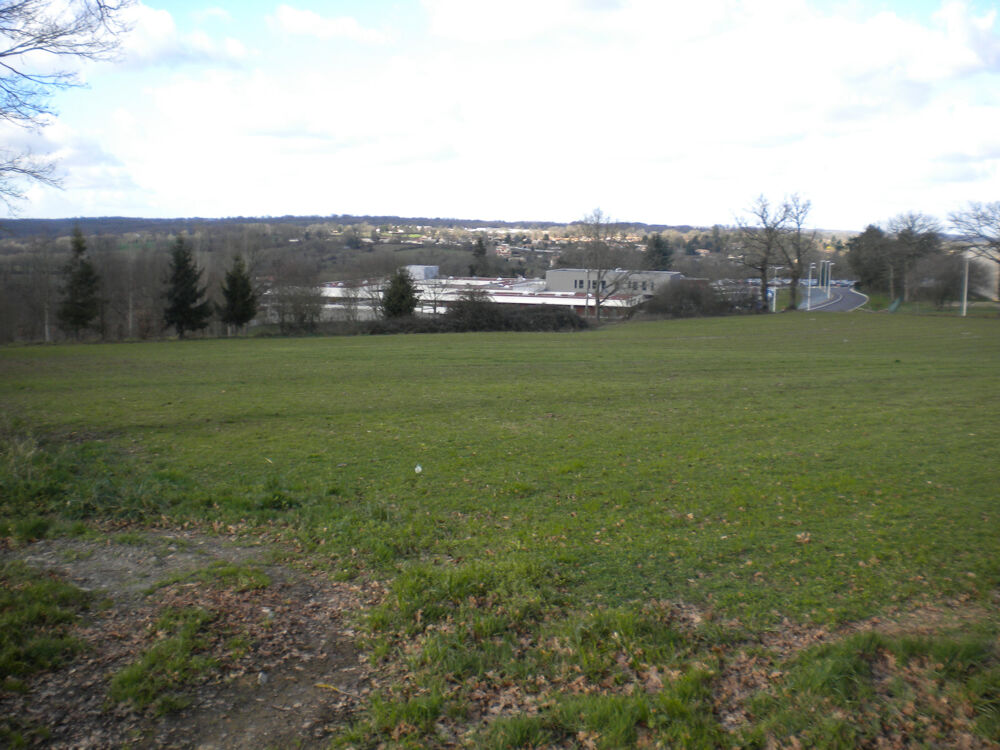 Vente Terrain TRES BIEN SITUÉE, PARCELLE DE TERRAIN EN ZONE CONSTRUCTIBLE SUR 1HA 18 ENV Confolens
