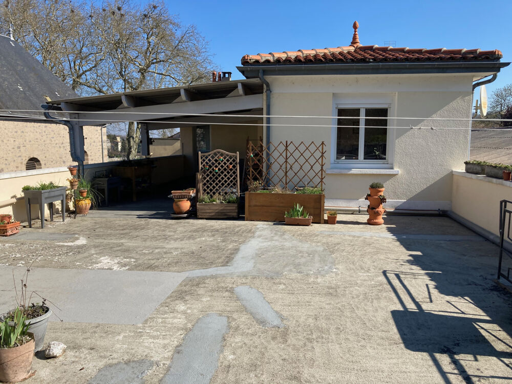 Vente Immeuble EN CENTRE VILLE, IMMEUBLE À USAGE COMMERCIAL ET LOCATIF : CAFETERIA/BAR/BILLARD, VENDU AVEC FONDS DE COMMERCE Confolens