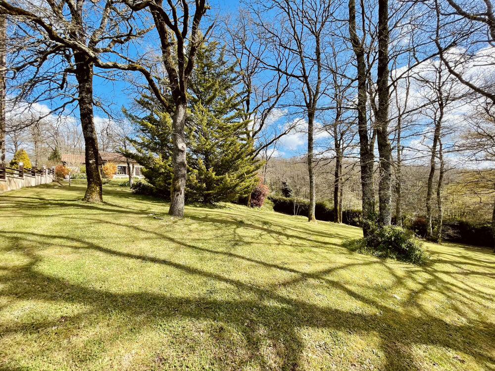 Vente Maison DANS UN CADRE VERDOYANT, BELLES PRESTATIONS, JOLIE MAISON DE VILLAGE RÉNOVÉE PLAIN PIED AVEC SOUS SOL ET PARC Brillac