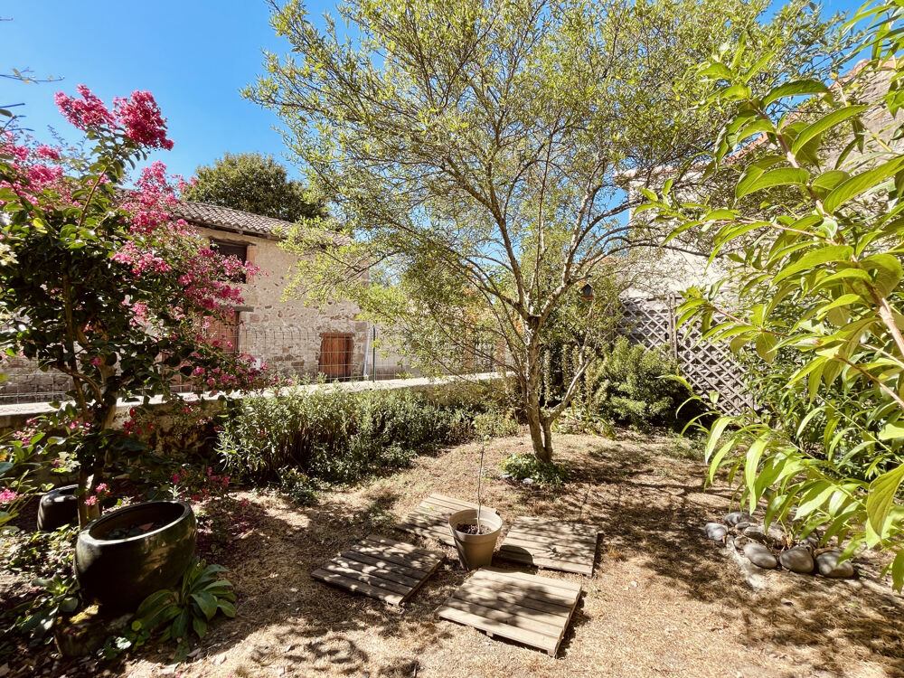 AU COEUR D'UN VILLAGE TOURISTIQUE, CHARMANTE MAISON DE CARACTÈRE RÉNOVEE AVEC COUR ET JARDINET