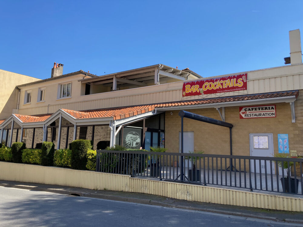 Vente Immeuble EN CENTRE VILLE, IMMEUBLE À USAGE COMMERCIAL ET LOCATIF : CAFETERIA/BAR/BILLARD, VENDU AVEC FONDS DE COMMERCE Confolens