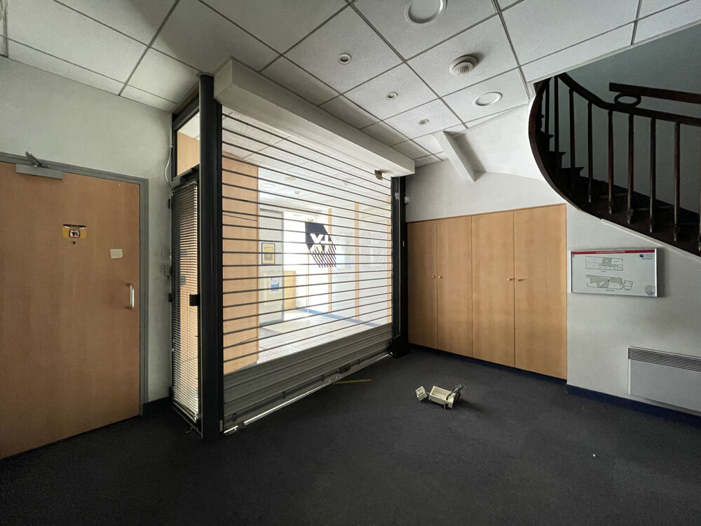 Vente Immeuble AU COEUR DE LA VILLE, IMMEUBLE AVEC LOCAL COMMERCIAL ET BUREAUX + UNE PARTIE A RENOVER Confolens