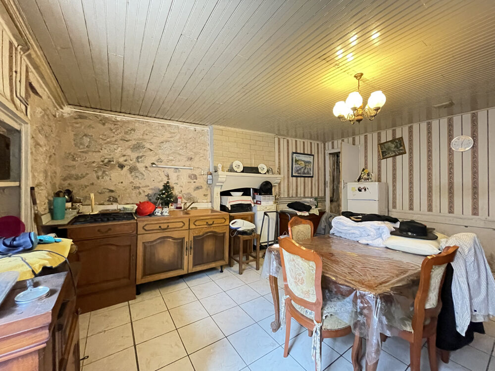 DANS UN VILLAGE TOURISTIQUE, MAISON EN PIERRE INDÉPENDANTE AVEC TERRASSE, JARDIN SÉPARÉ