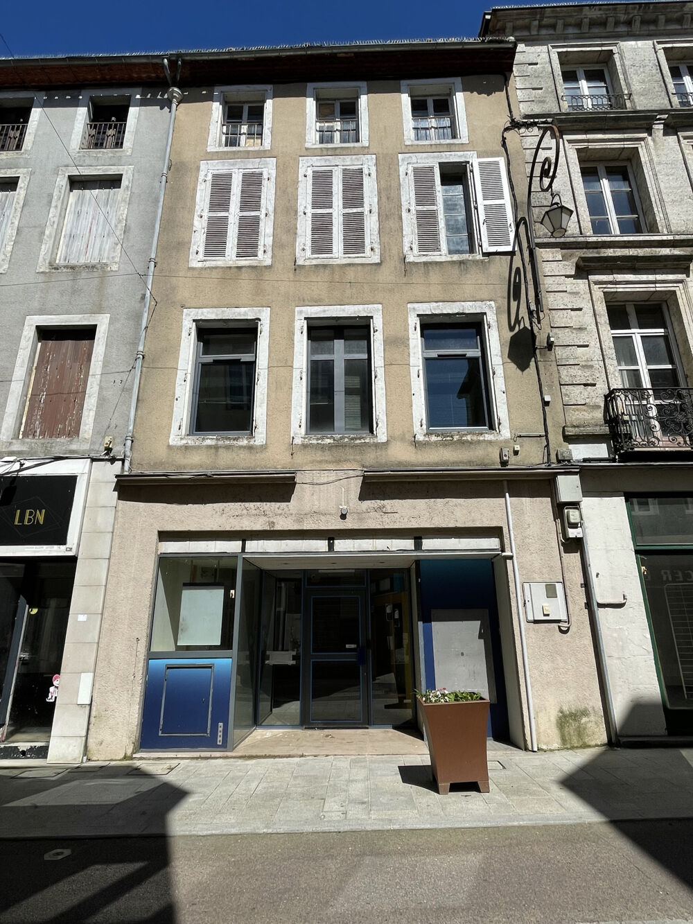 Vente Immeuble AU COEUR DE LA VILLE, IMMEUBLE AVEC LOCAL COMMERCIAL ET BUREAUX + UNE PARTIE A RENOVER Confolens