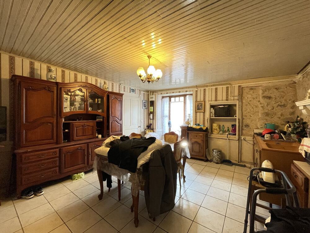 DANS UN VILLAGE TOURISTIQUE, MAISON EN PIERRE INDÉPENDANTE AVEC TERRASSE, JARDIN SÉPARÉ