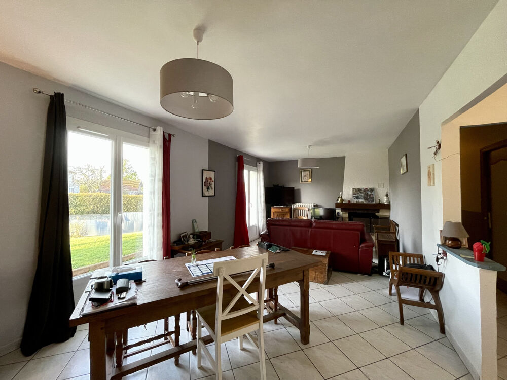 CENTRE DE CONFOLENS, SITUATION IDÉALE, CHARMANT PAVILLON LUMINEUX, 3 CHAMBRES, JARDIN CLOS
