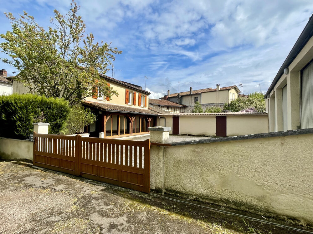 MAISON DE VILLE TOUT CONFORT AVEC COUR ET GRAND GARAGE, 5 CHAMBRES.