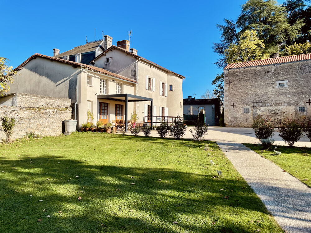 PARFAIT POUR CHAMBRES D'HOTES, PROPRIÉTÉ INDÉPENDANTE DU 14e SIÉCLE AVEC 4 CHAMBRES D'HÔTES, PISCINE ET TERRAIN.