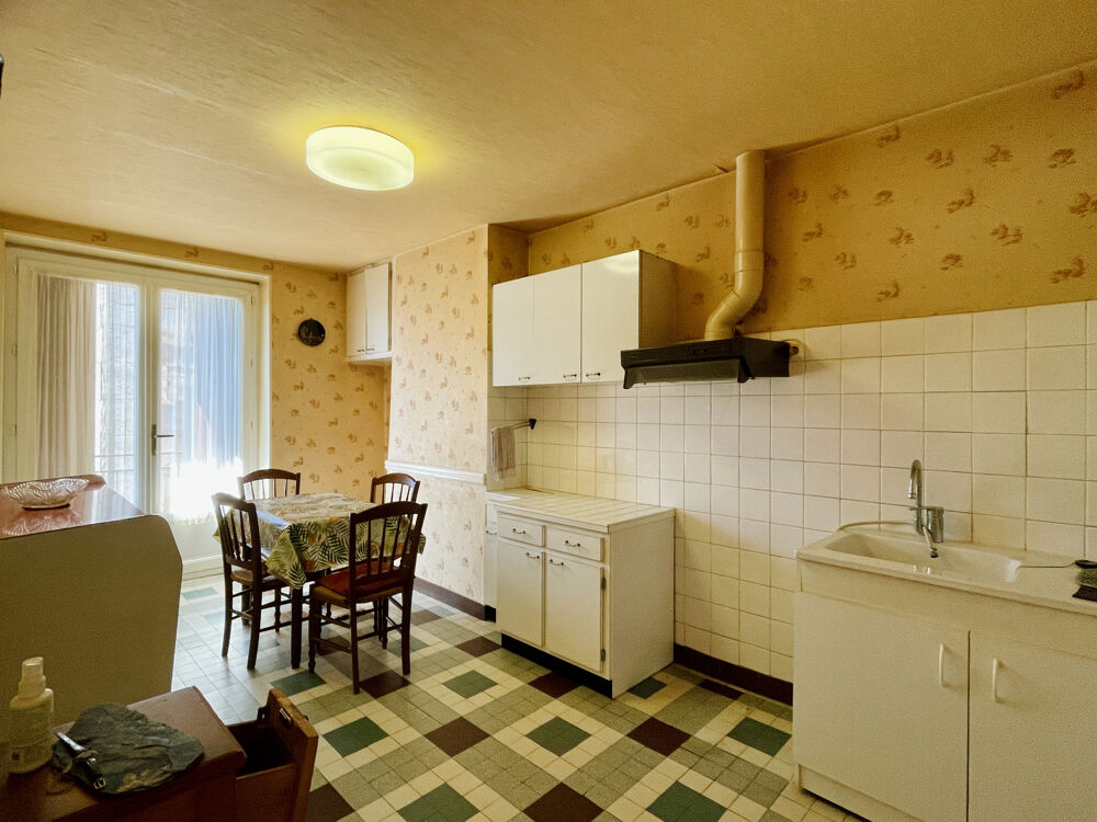 MAISON DE VILLAGE SUR SOUS SOL AVEC GRANGE, COUR ET JARDIN