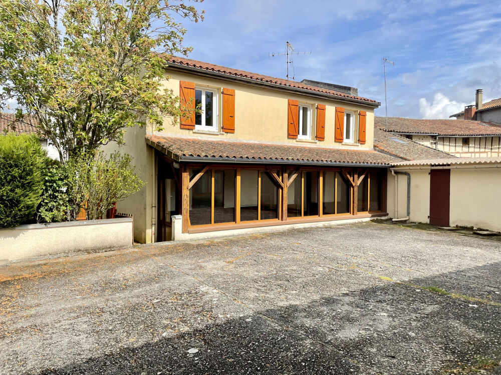 MAISON DE VILLE TOUT CONFORT AVEC COUR ET GRAND GARAGE, 5 CHAMBRES.