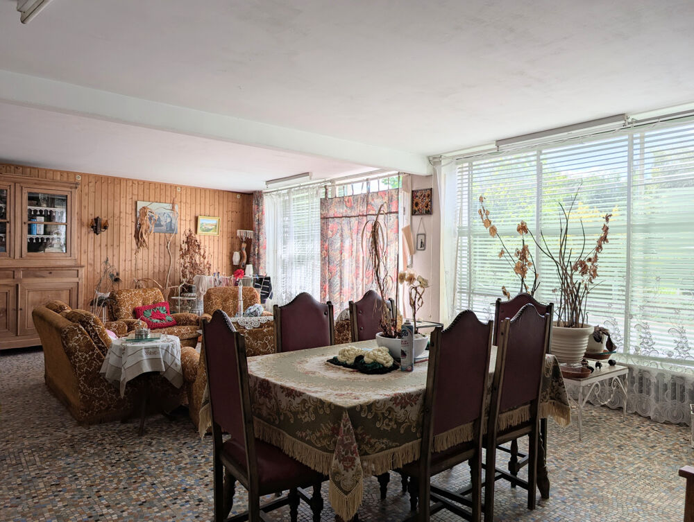 MAISON DE VILLAGE EN BORD DE ROUTE, À RAFRAICHIR AVEC TERRAIN SÉPARÉ ET CLOS EN BORD DE RUISSEAU ET DÉPENDANCES