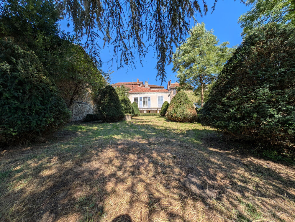 Vente Immeuble DANS LE CENTRE HISTORIQUE DE CONFOLENS,  INVESTISSEMENT LOCATIF : IMMEUBLE  4 APPTS, COUR INTÉRIEURE ET JARDIN Confolens
