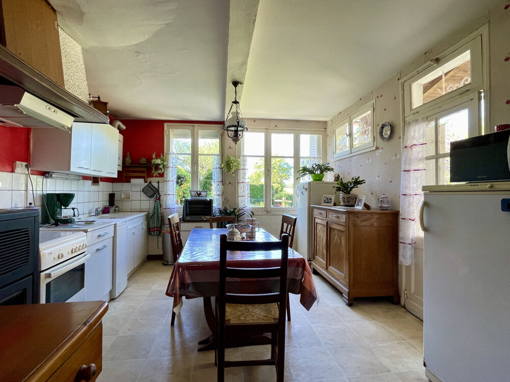 CHARMANTE MAISON DE VILLAGE AVEC TRAVAUX A PREVOIR, GRANGE ET JARDIN