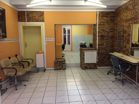   en gestion locative : CENTRE ST LAURENT DE CERIS, LOCAL COMMERCIAL 