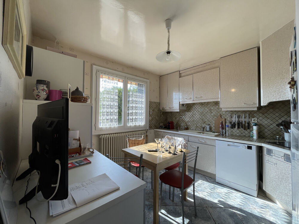 Vente Maison RARE EN CENTRE VILLE, MAISON FAMILLIALE AVEC VUE, DÉPENDANCES ET TERRAIN CLOS DE 817 m2. Confolens