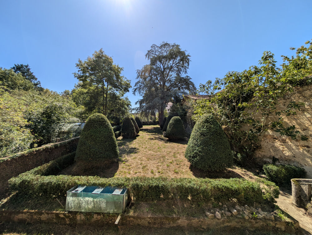 Vente Immeuble DANS LE CENTRE HISTORIQUE DE CONFOLENS,  INVESTISSEMENT LOCATIF : IMMEUBLE  4 APPTS, COUR INTÉRIEURE ET JARDIN Confolens