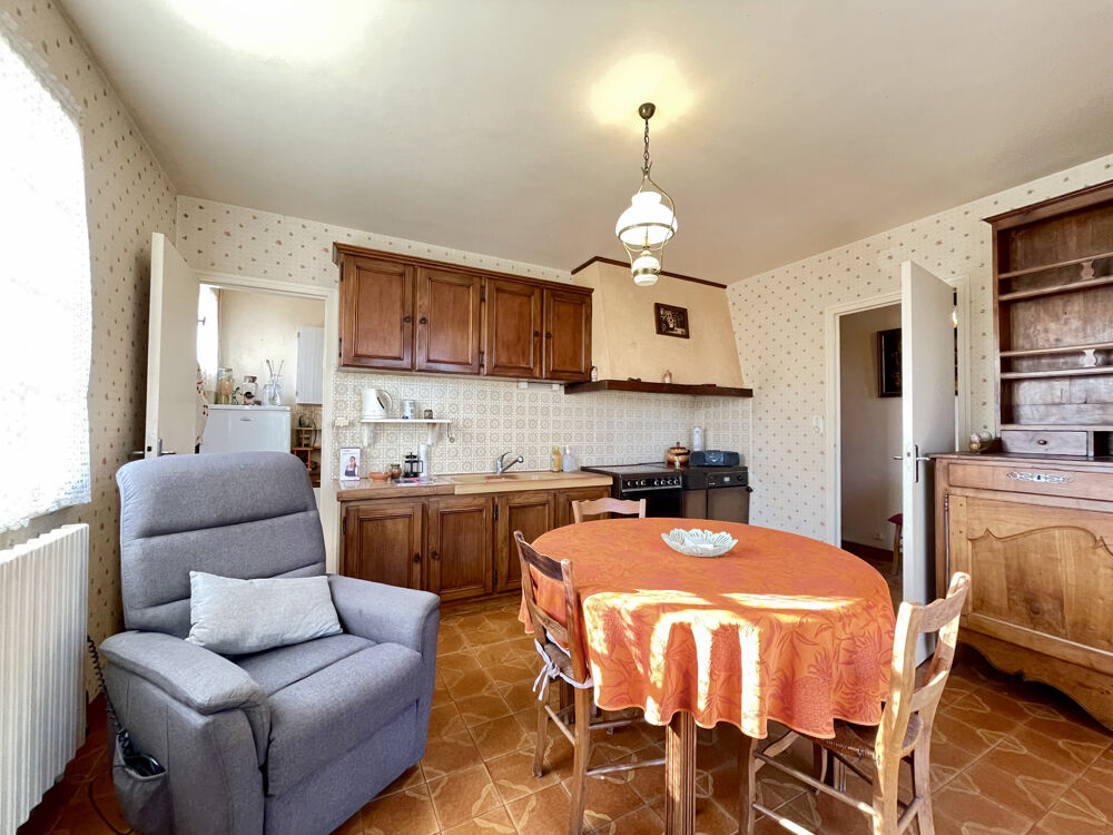 CENTRE BOURG, ENSEMBLE IMMOBILIER : AGREABLE PAVILLON DE 1970 + UNE MAISON LOUÉE, TERRAIN ATTENANT