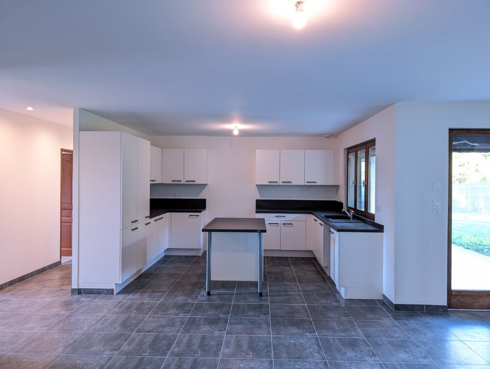 Vente Maison EN CAMPAGNE, PLAIN DE PIED DE 2011, RÉNOVÉ ENTIÈREMENT EN 2024, TERRAIN ATTENANT. Bussiere poitevine