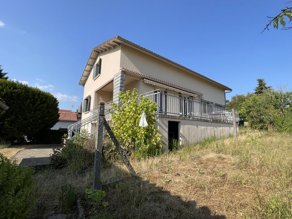 Vente Maison RARE EN CENTRE VILLE, MAISON FAMILLIALE AVEC VUE, DÉPENDANCES ET TERRAIN CLOS DE 817 m2. Confolens