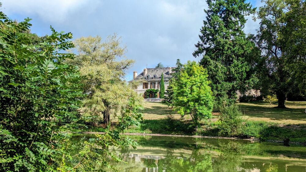 DANS UN CADRE EXCEPTIONNEL, MANOIR DU XVème SIECLE RESTAURE, BELLES PRESTATIONS, AVEC GITE, ETANG, PARC BOISÉ
