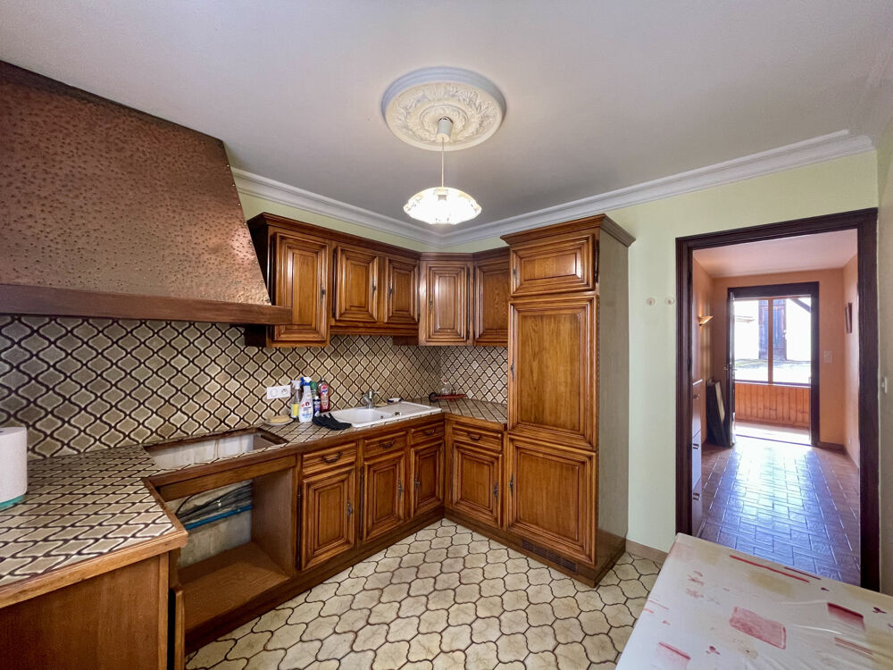 MAISON DE VILLE TOUT CONFORT AVEC COUR ET GRAND GARAGE, 5 CHAMBRES.