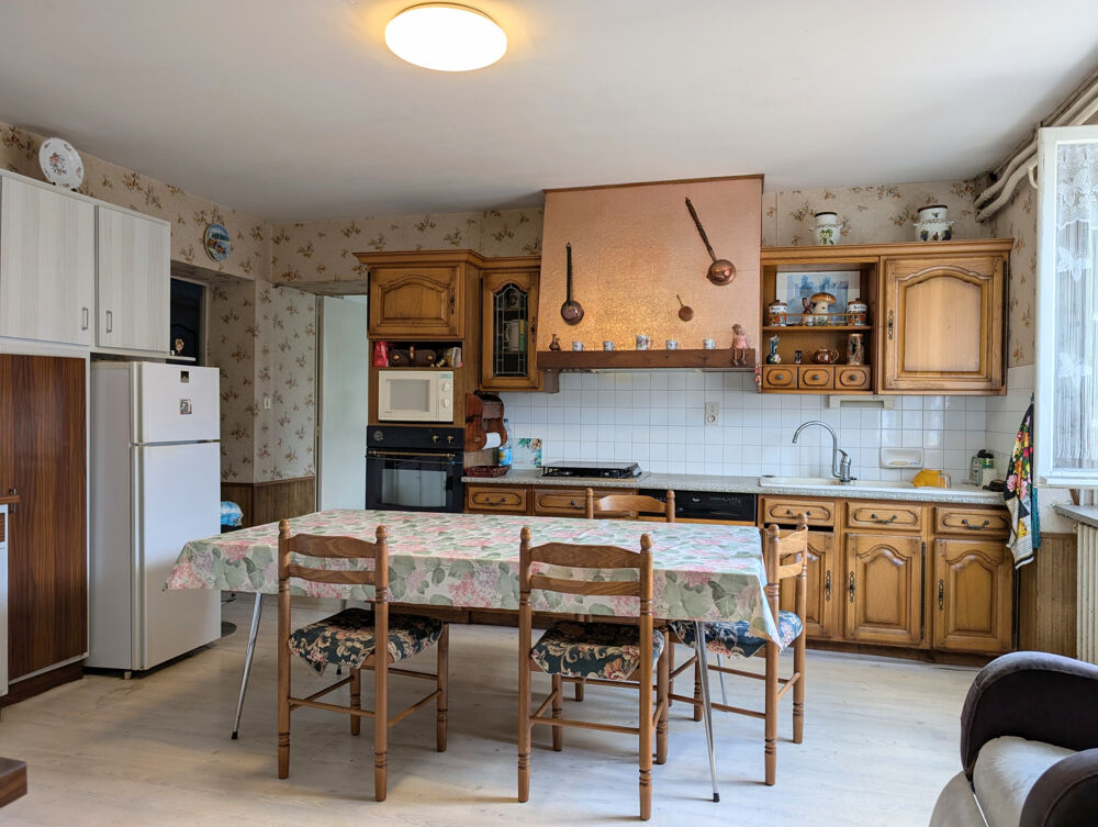 MAISON DE VILLAGE EN BORD DE ROUTE, À RAFRAICHIR AVEC TERRAIN SÉPARÉ ET CLOS EN BORD DE RUISSEAU ET DÉPENDANCES