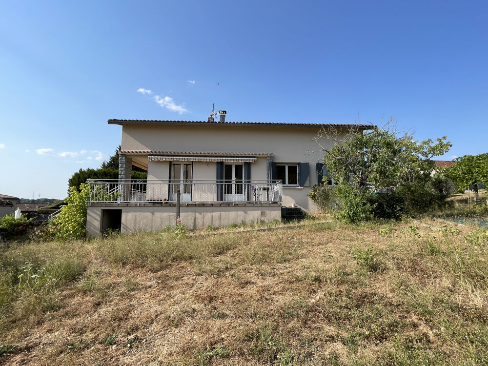 Vente Maison RARE EN CENTRE VILLE, MAISON FAMILLIALE AVEC VUE, DÉPENDANCES ET TERRAIN CLOS DE 817 m2. Confolens