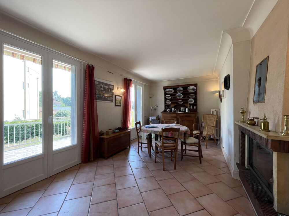 Vente Maison RARE EN CENTRE VILLE, MAISON FAMILLIALE AVEC VUE, DÉPENDANCES ET TERRAIN CLOS DE 817 m2. Confolens