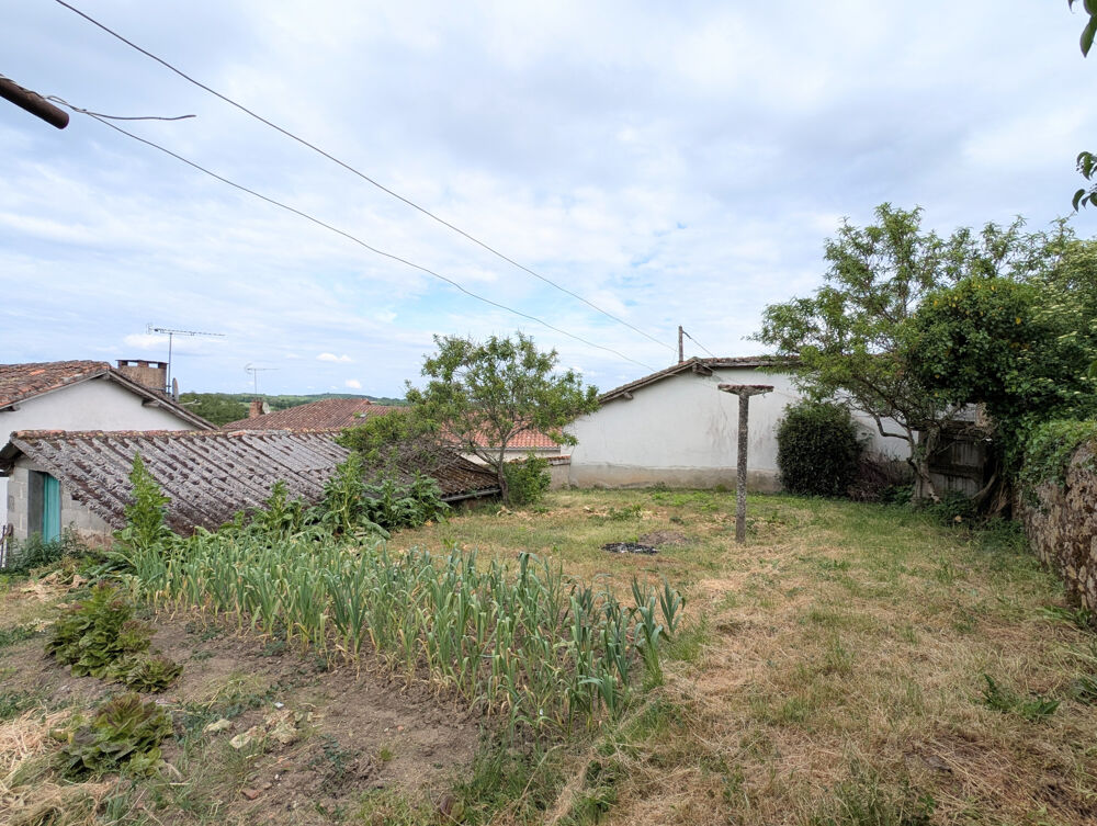 AU COEUR DU BOURG, ENSEMBLE IMMOBILIER PLEIN DE POTENTIEL AVEC JARDINET ET GARAGE