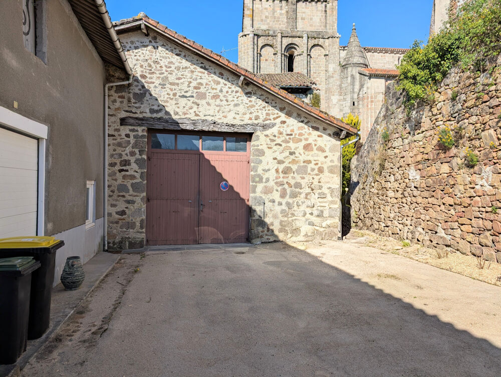DANS UN VILLAGE AGREABLE , ANCIEN IMMEUBLE À RÉNOVER À USAGE DE COMMERCE ET D'HABITATION AVEC GARAGE