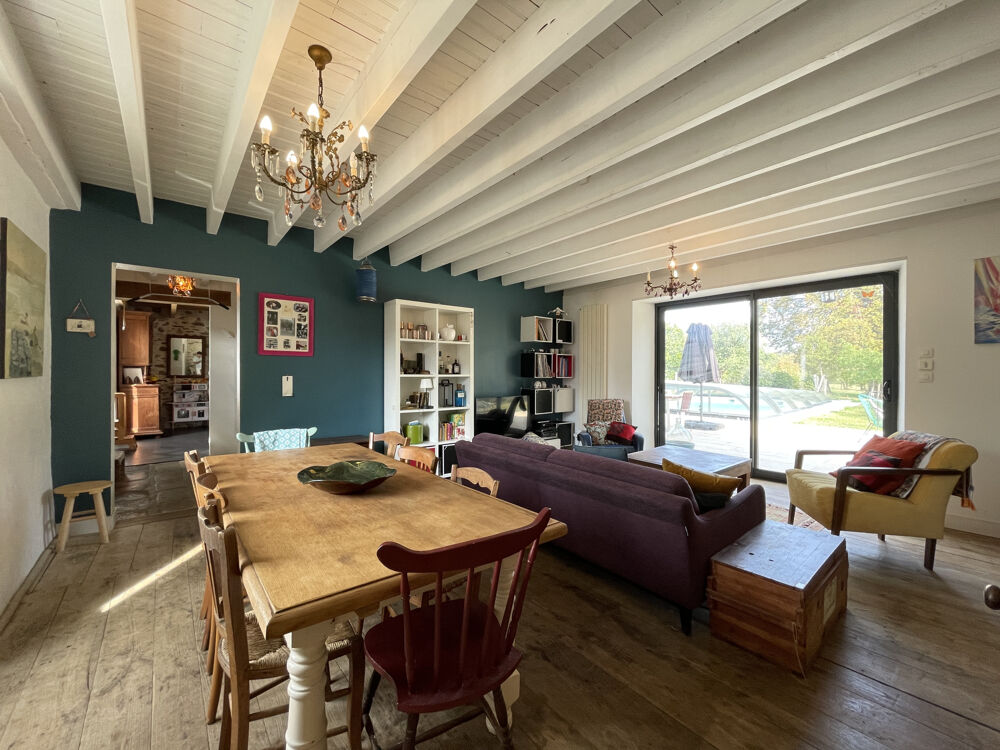 Vente Maison EN CAMPAGNE, BELLE MAISON CHARENTAISE INDÉPENDANTE EN PIERRE, ENTIÈREMENT RESTAURÉE, SUR 4800 M2 DE TERRAIN Brigueuil