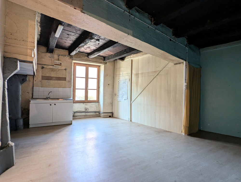 DANS UN VILLAGE AGREABLE , ANCIEN IMMEUBLE À RÉNOVER À USAGE DE COMMERCE ET D'HABITATION AVEC GARAGE