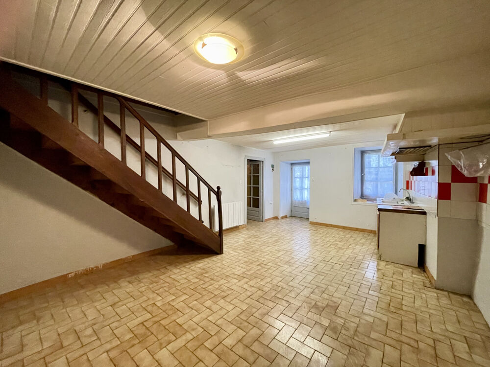 Vente Maison DANS UN JOLI VILLAGE, MAISON À RAFRAICHIR AVEC JARDIN ET GARAGE SÉPARÉS Lesterps