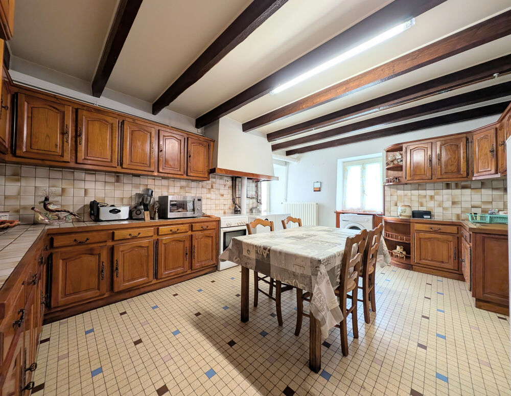 AU COEUR DU BOURG, ENSEMBLE IMMOBILIER PLEIN DE POTENTIEL AVEC JARDINET ET GARAGE