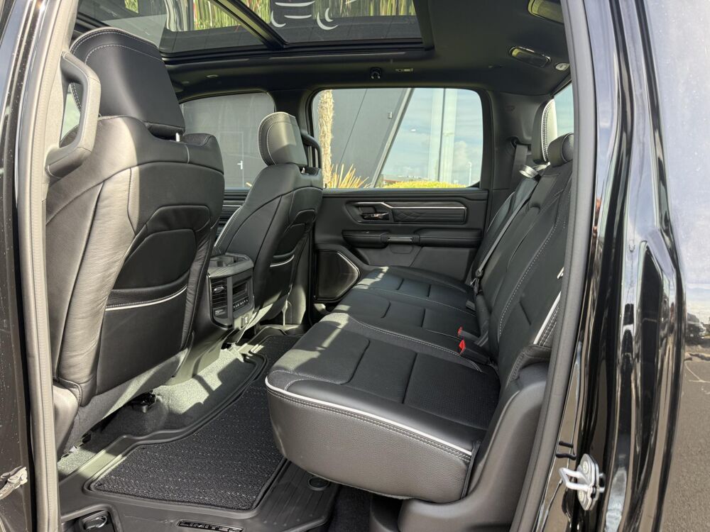 RAM 1500 CREW LIMITED NIGHT EDITION BOX HAYON MULTI V8 5,7L 2026 occasion 91830 Le Coudray-Montceaux