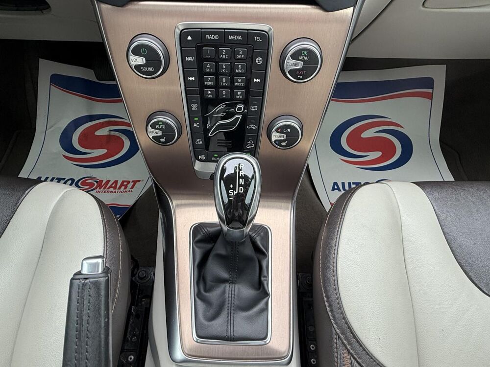 V40 Cross Country T4- 180 - BV Powershift Summum GPS + TOIT PAN 2015 occasion 19100 Brive-la-Gaillarde