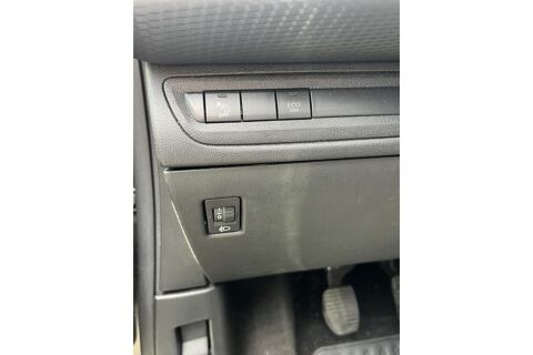 208 1.2i -Signature -82ch - courroie chang&eacute; - carplay - camera d 2019 occasion 78760 Jouars-Pontchartrain