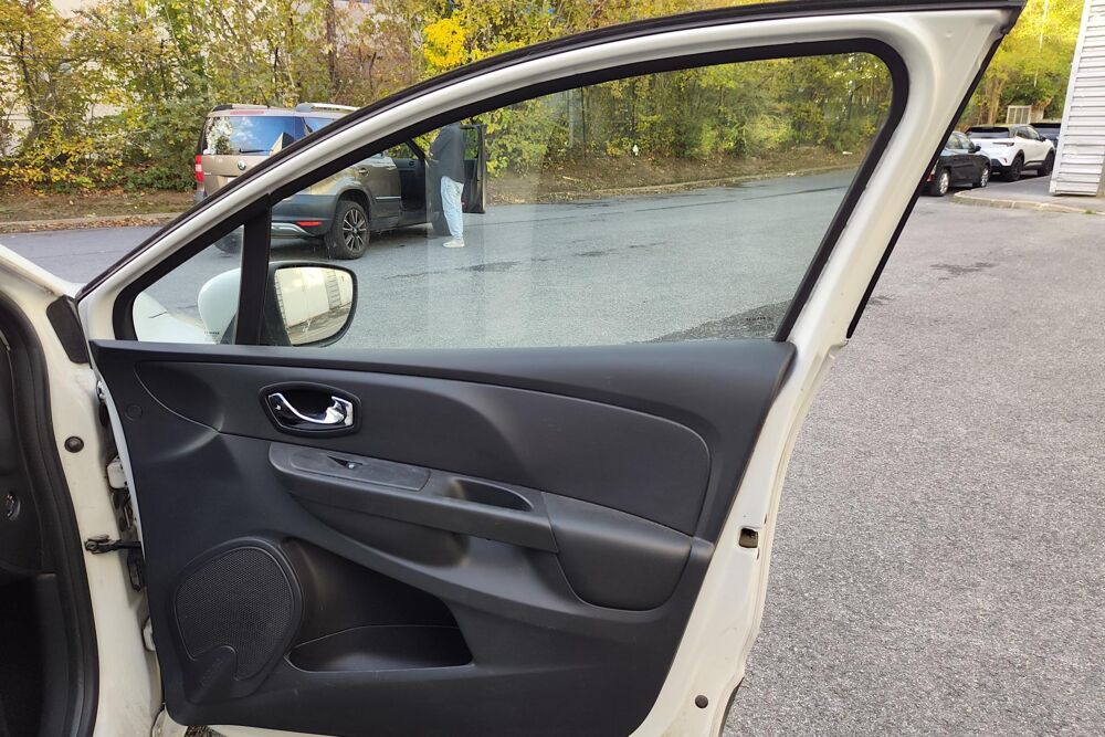 Clio 1.5 dCi - 75 cv - Soci&eacute;t&eacute; Air M&eacute;diaNav 2015 occasion 77185 Lognes