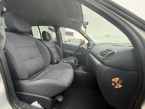 Clio 1.2i 16V II BERLINE Confort Authentique PHASE 3 2004 occasion 76710 Eslettes