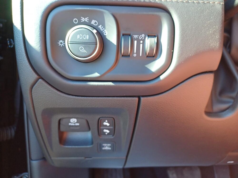 RAM 1500 CREW LIMITED NIGHT EDITION BOX HAYON MULTI V8 5,7L 2026 occasion 91830 Le Coudray-Montceaux