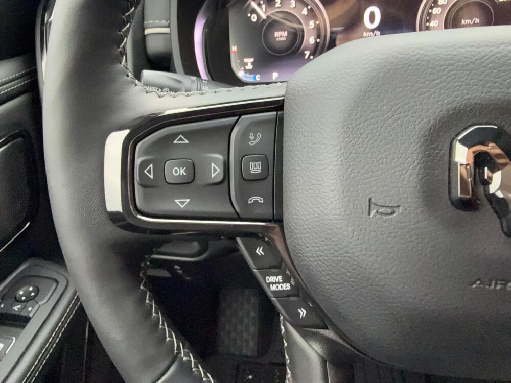 RAM 1500 CREW LIMITED [BATMAN] EDITION BOX HAYON MULTI V8 5,7 2026 occasion 91830 Le Coudray-Montceaux