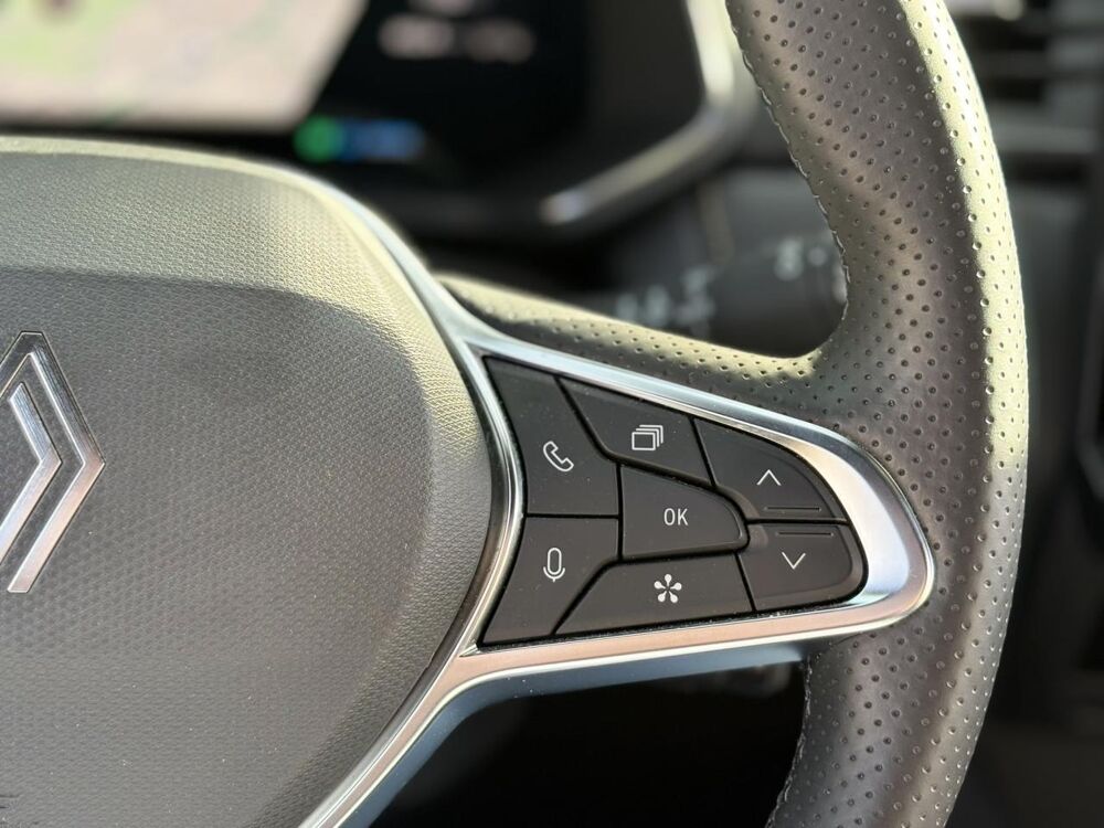 Symbioz E-Tech Full Hybrid 145 Iconic avec Cam&eacute;ra 360&deg;, et Hayon mai 2025 occasion 35300 Foug&egrave;res