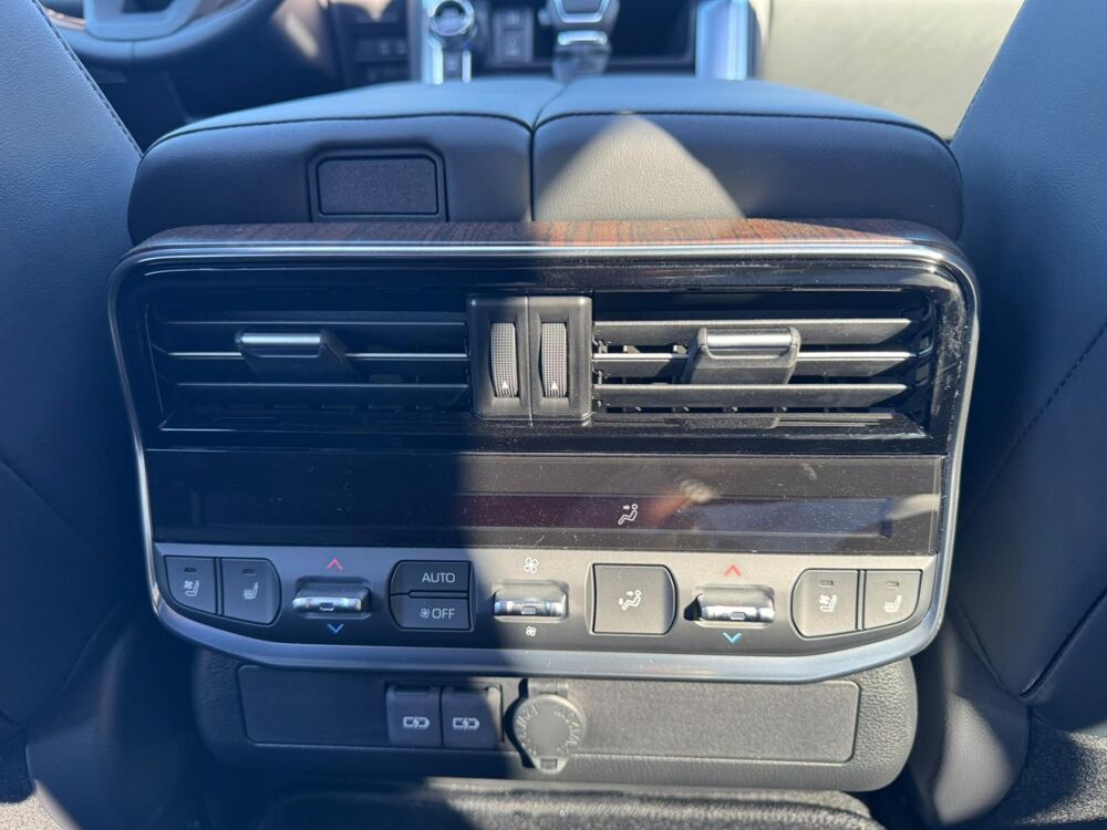 Land Cruiser LC300 VX V6 3.3L 2026 occasion 91830 Le Coudray-Montceaux