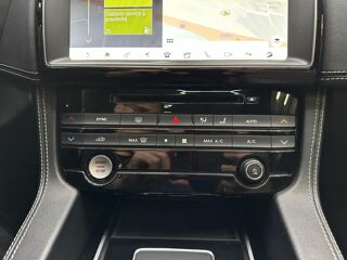 F-PACE 3.0 D 300 S AWD BVA 2017 occasion 33370 Artigues-pr&egrave;s-Bordeaux