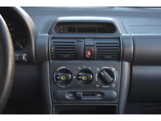 Corsa 1.4i 16V - 90 - BVA B 1993 BERLINE Viva PHASE 1 1995 occasion 06250 Mougins