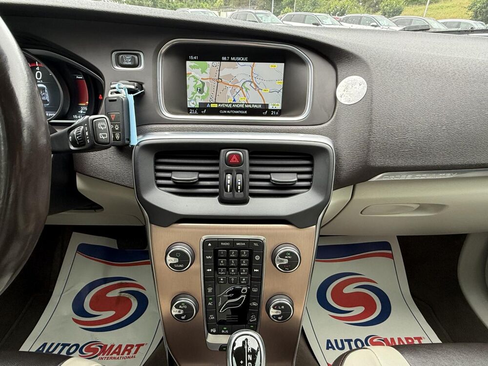 V40 Cross Country T4- 180 - BV Powershift Summum GPS + TOIT PAN 2015 occasion 19100 Brive-la-Gaillarde